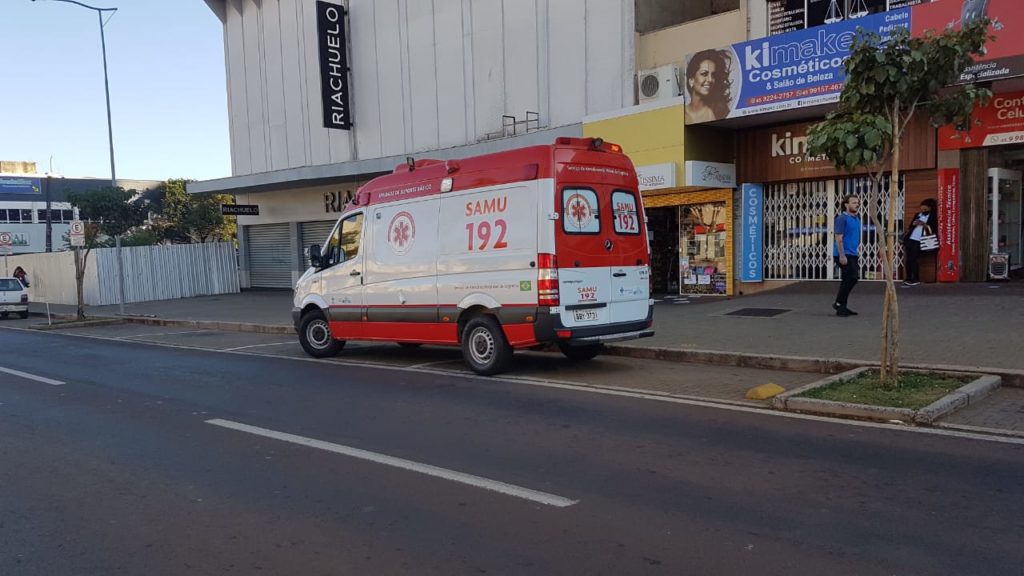 Mulher é socorrida pelo Samu no Centro