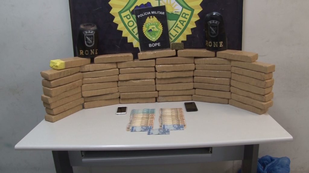 Polícia prende três pessoas e apreende quase 50 tabletes de maconha em Curitiba