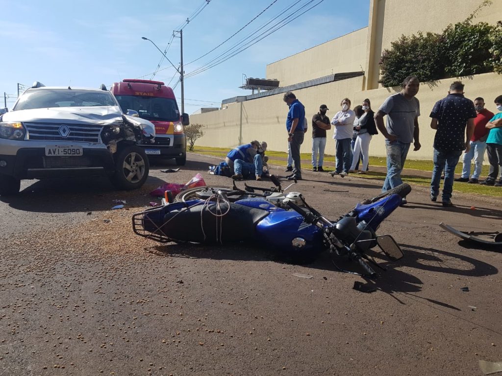 Motociclista tem suspeita de fratura em acidente no Bairro Country