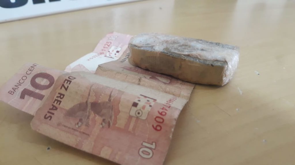Rapaz de 19 anos é detido pela PM acusado de tráfico de drogas