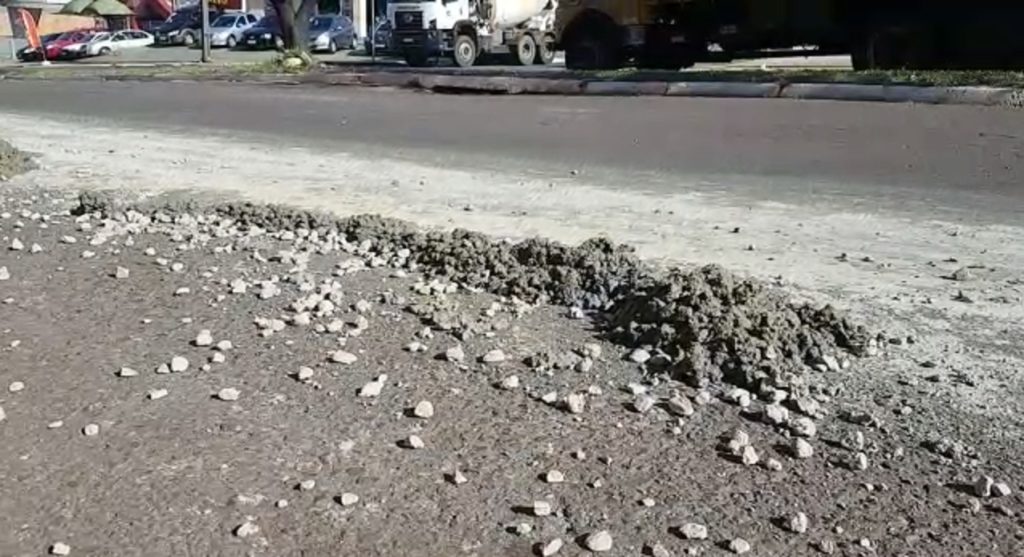 Caminhão derruba concreto em trecho da Avenida Rocha Pombo