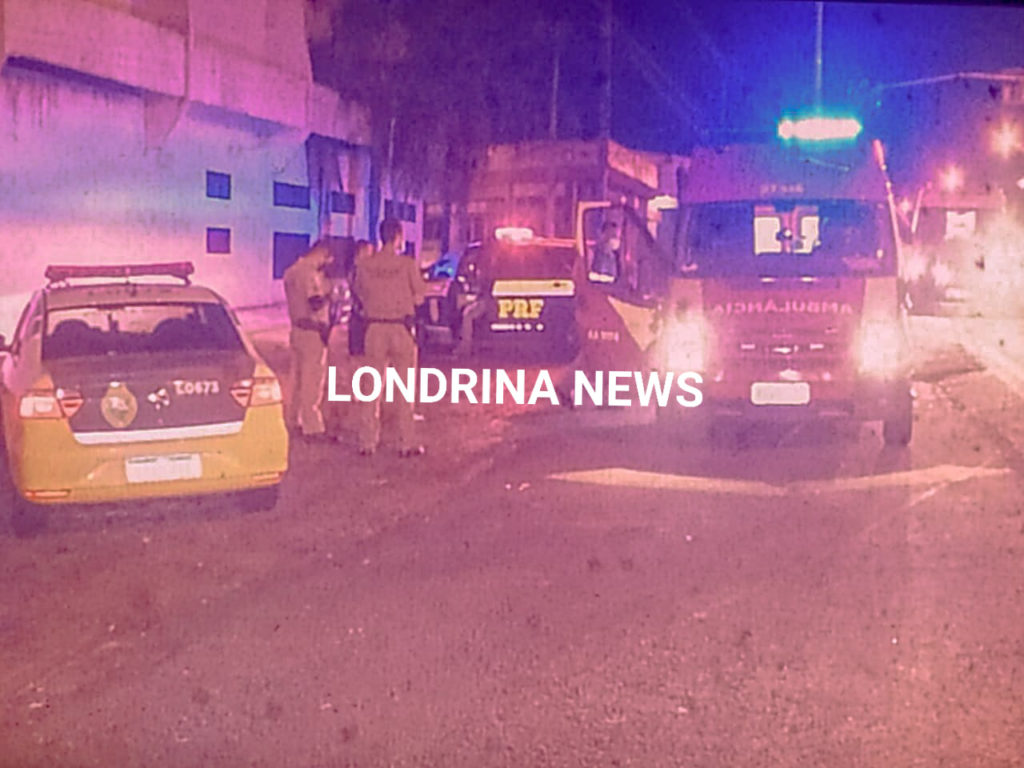 Ocupantes de moto ficam feridos em colisão de trânsito em Londrina; condutor de carro evadiu-se do local