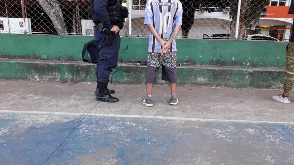 Indivíduos são flagrados com porções de maconha durante ação da GM na Praça Wilson Joffre