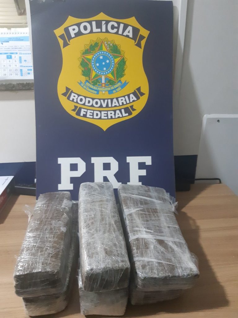 Durante fiscalização a ônibus, PRF encontra 5,7 kg de maconha na BR-277 em Céu Azul