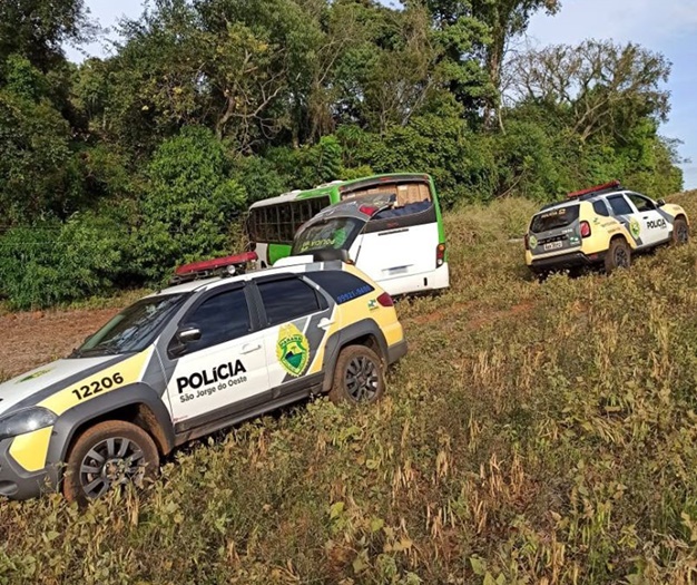 Polícia Militar apreende 200 mil carteiras de cigarros em ônibus Imagem referente a Polícia Militar apreende 200 mil carteiras de cigarros em ônibus