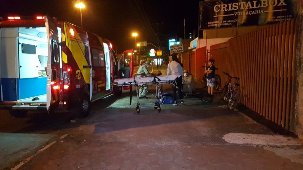 Jovem é socorrido pelo Siate após sofrer queda de bicicleta na Avenida Carlos Gomes