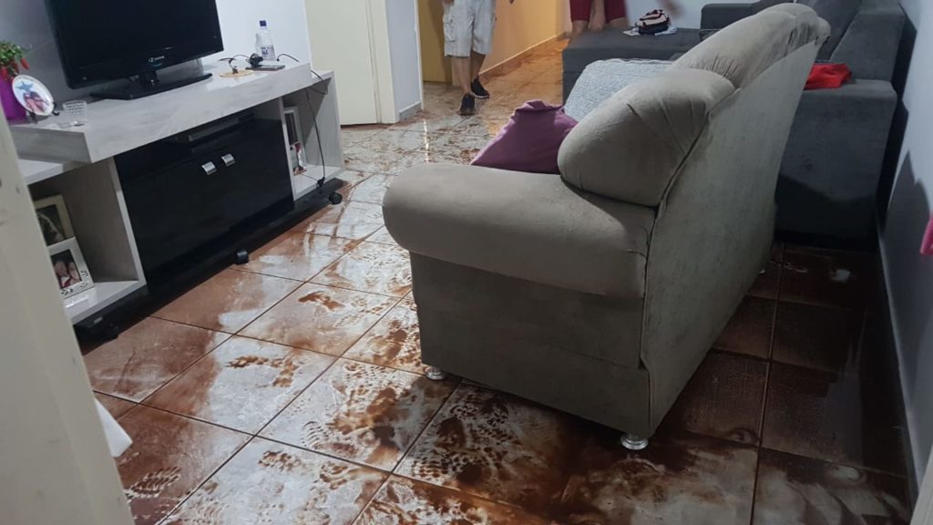 Enxurrada invade residência na Rua Xavantes, no Bairro Santa Cruz