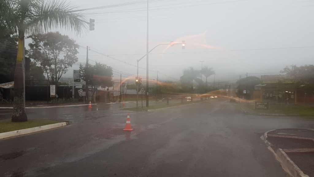 Semáforos ficam inoperantes na Avenida Brasil, no Coqueiral