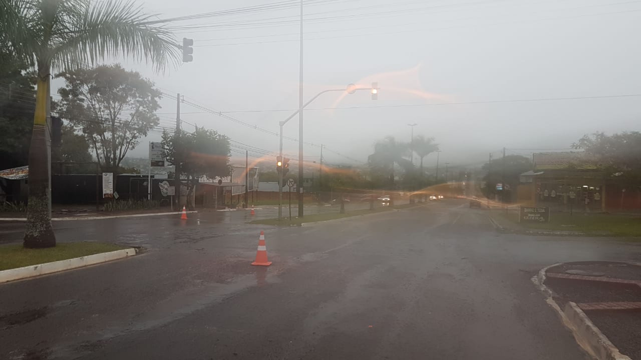 Semáforos ficam inoperantes na Avenida Brasil, no Coqueiral Imagem referente a Semáforos ficam inoperantes na Avenida Brasil, no Coqueiral