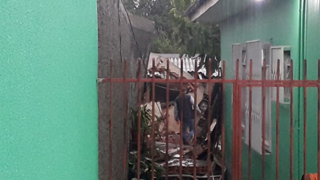 Muro de residência é derrubado por fortes chuvas no Parque São Paulo