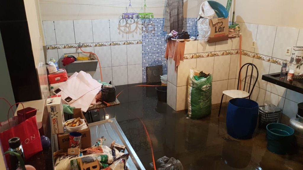 Chuva forte: casa é invadida por esgoto e enxurrada no Floresta; morador pede por ajuda