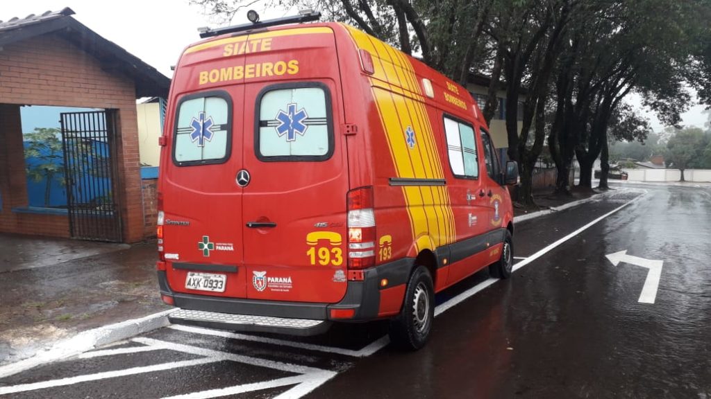 Mulher é socorrida ao sofrer queda no Colégio Wilson Joffre