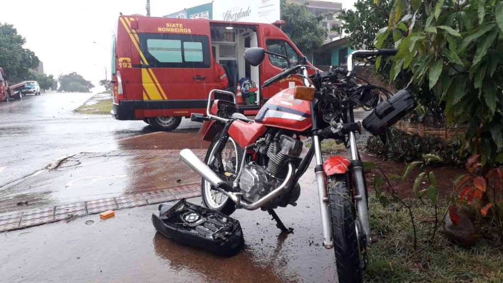 Motociclista fratura o dedo ao se envolver em acidente no Bairro Santo Onofre