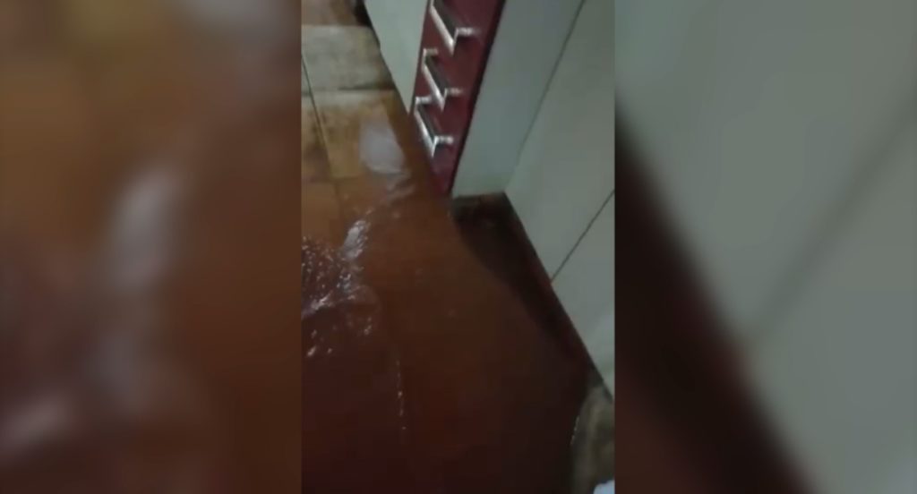 Forte chuva deixa moradora de Cafelândia com a casa alagada