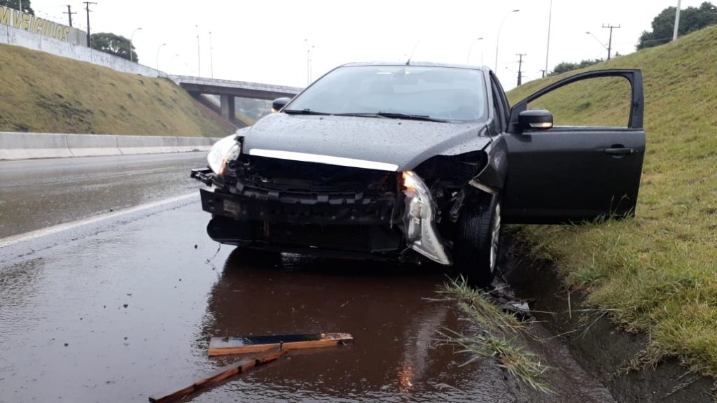 Carro roda na pista e acaba atingido por caminhão na PRc-467