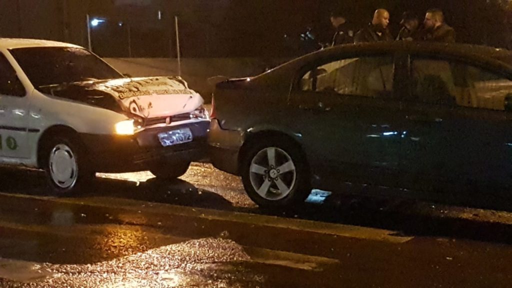 Três carros se envolvem em ‘engavetamento’ na Rua São Paulo, no Centro