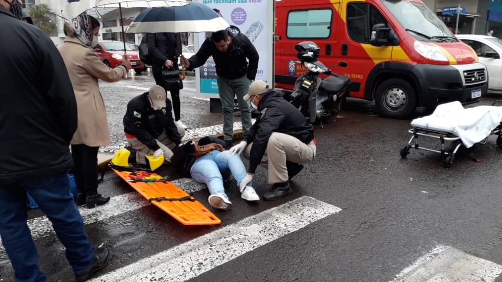 Mulher fica ferida em acidente entre carro e moto na Rua Paraná