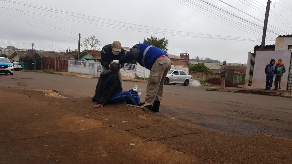 Homem é socorrido ao sofrer queda no Bairro Interlagos