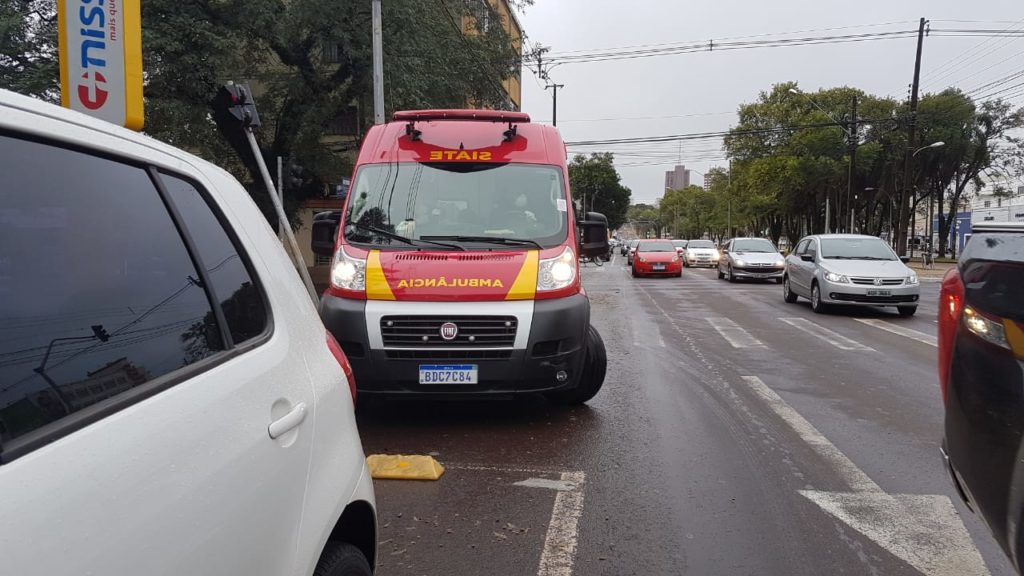 Homem que foi atropelado ontem por motocicleta e recusou encaminhamento é socorrido na Av. Brasil