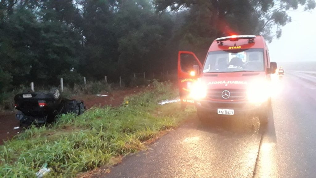 Três pessoas são socorridas após carro capotar na BR-163