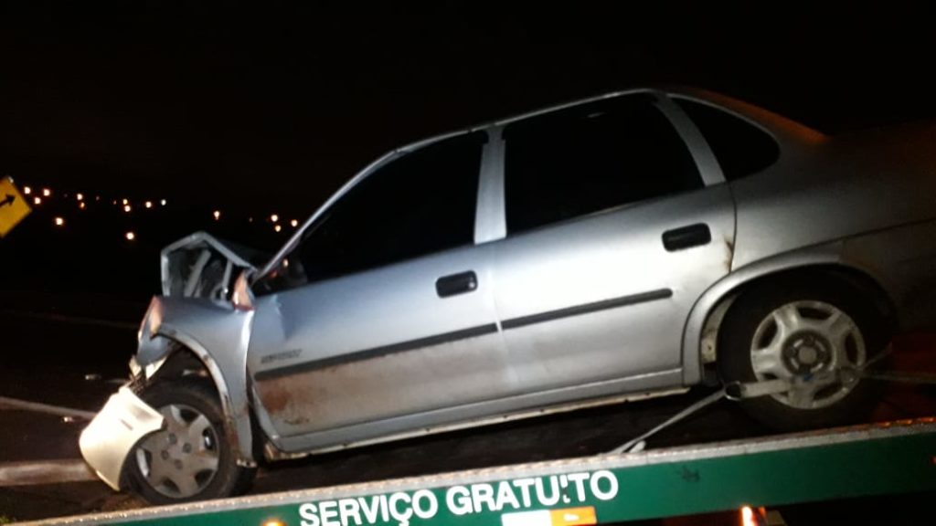 Carro e caminhão se envolvem em colisão frontal na BR-277