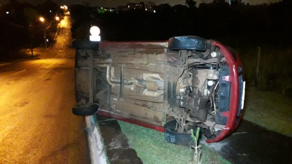 Carro tomba em acidente na Região do Lago