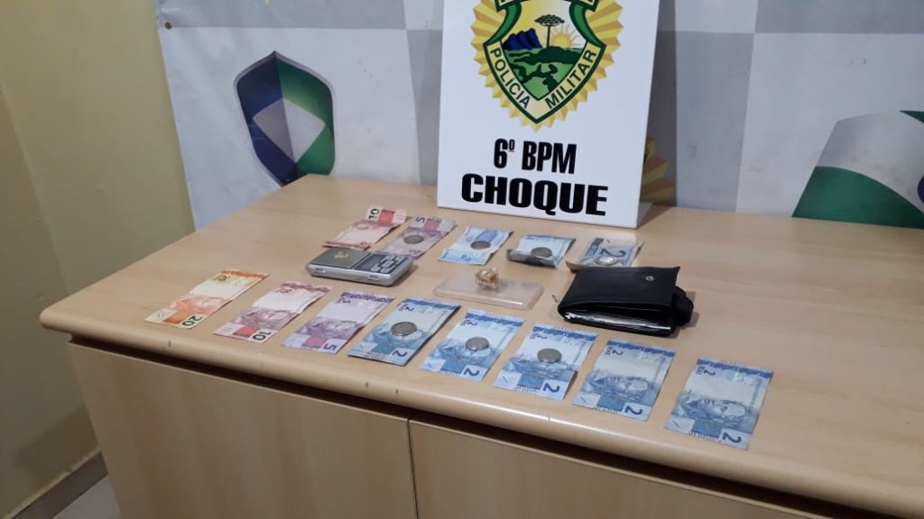 Choque flagra indivíduos com pedras de crack, no Centro