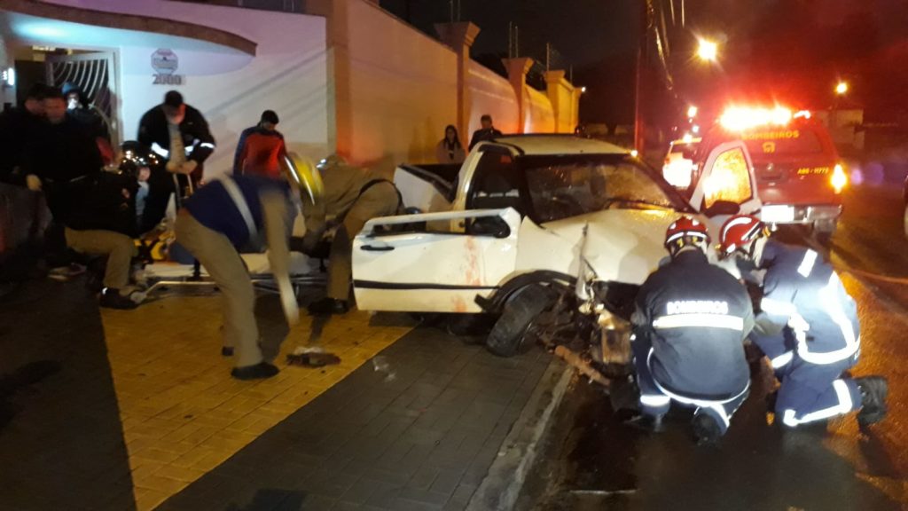 Homem morre em gravíssima colisão de carro contra muro na Rua Pio XII, no Centro