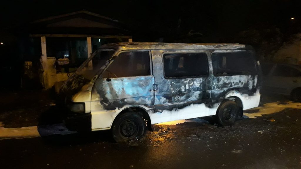 Estacionados em rua do Bairro São Cristóvão, Van e Gol são incendiados