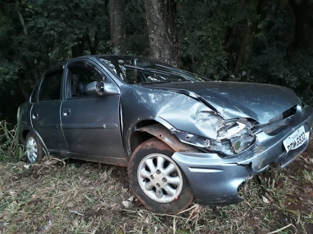 Motorista perde o controle e sai da pista, em Faxinal