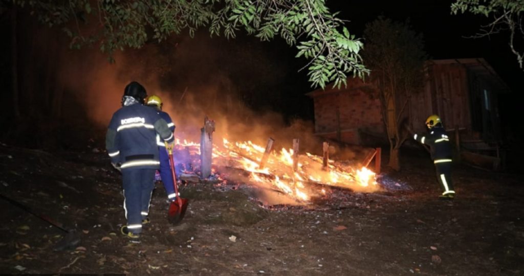 Incêndio destrói casa em vila de Ponta Grossa