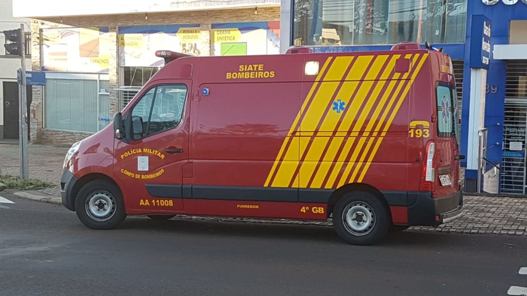 Motociclista fica ferido em acidente na Avenida Tancredo Neves