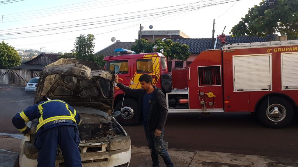 Carro pega fogo na Rua Parecis, no Bairro Santo Onofre