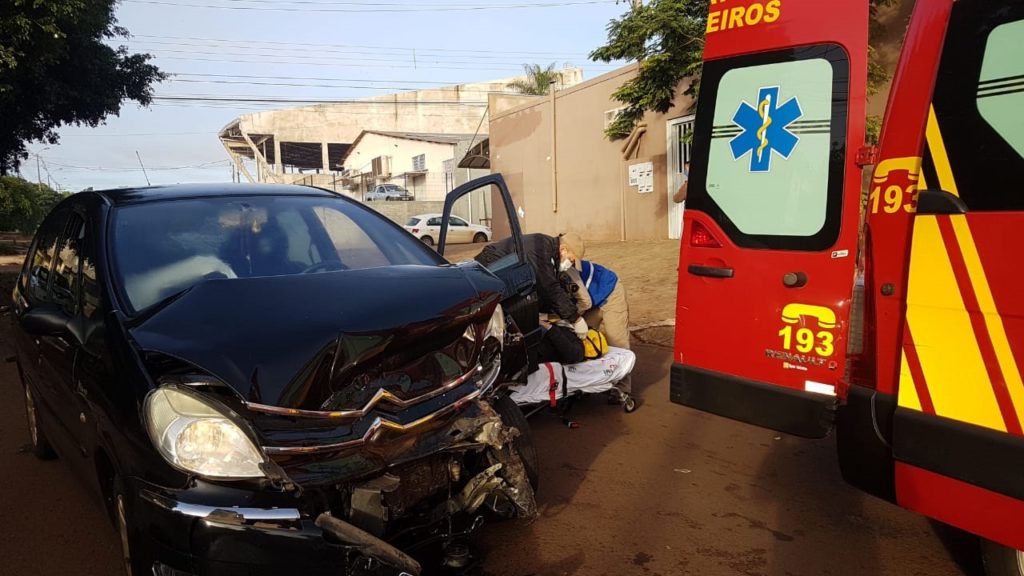 Colisão entre carros deixa mulher de 33 anos ferida no Santa Cruz