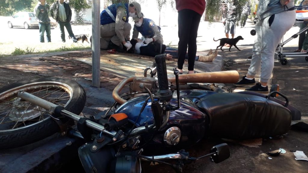 Uno e motociclista colidem durante conversão no Bairro Tarumã