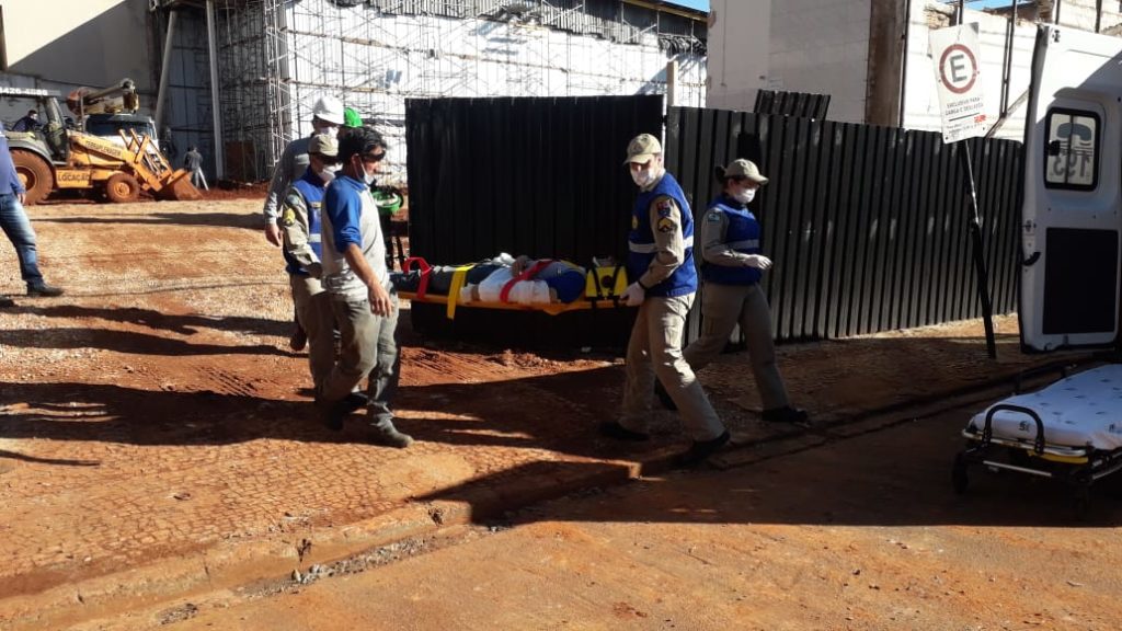 Trabalhador que caiu de sete metros em obra no Centro se recupera no Hospital
