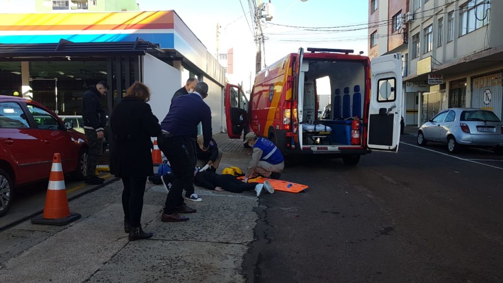 Queda de moto deixa duas pessoas feridas no Centro