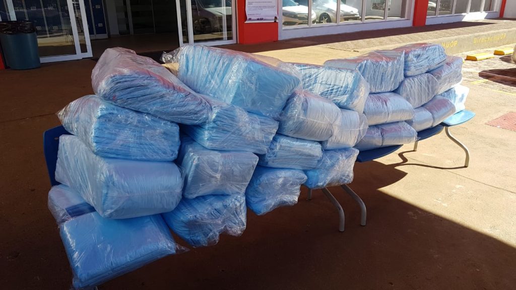 Jalecos produzidos por presos da PIC são entregues ao Hospital Universitário