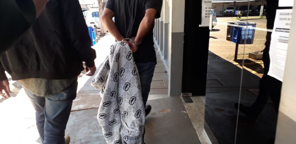 Homem que responde por tráfico de drogas é detido por policiais civis do GDE