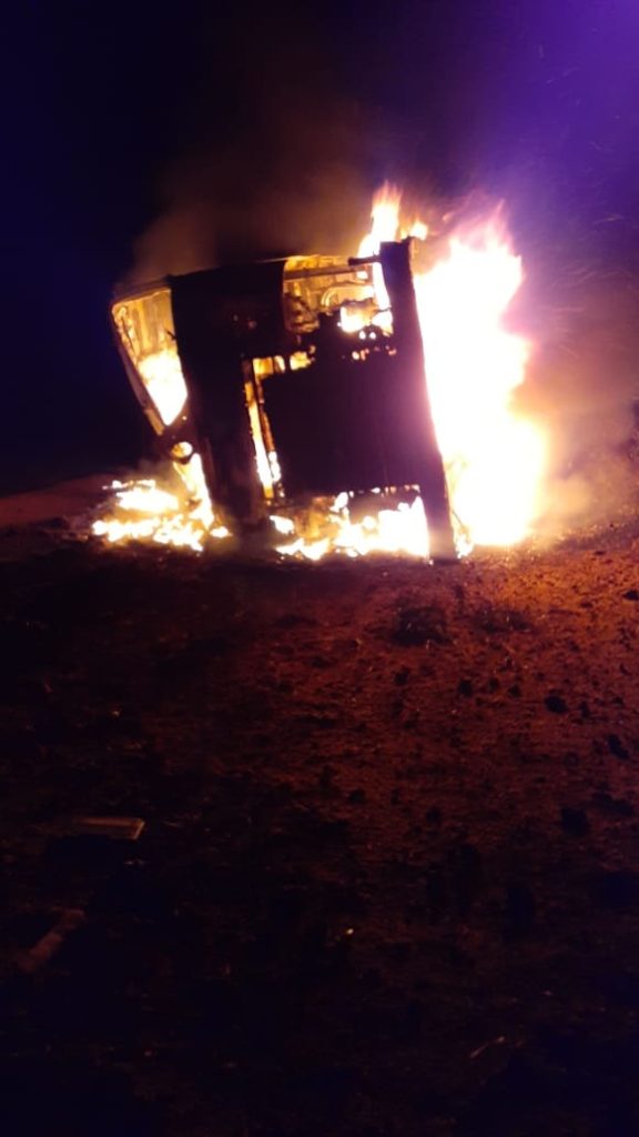 Carreta pega fogo em grave acidente na PR-445 e motorista morre carbonizado