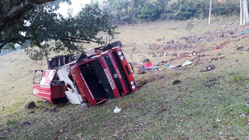 Caminhão dos Bombeiros cai em ribanceira e dois soldados ficam feridos no Oeste de SC