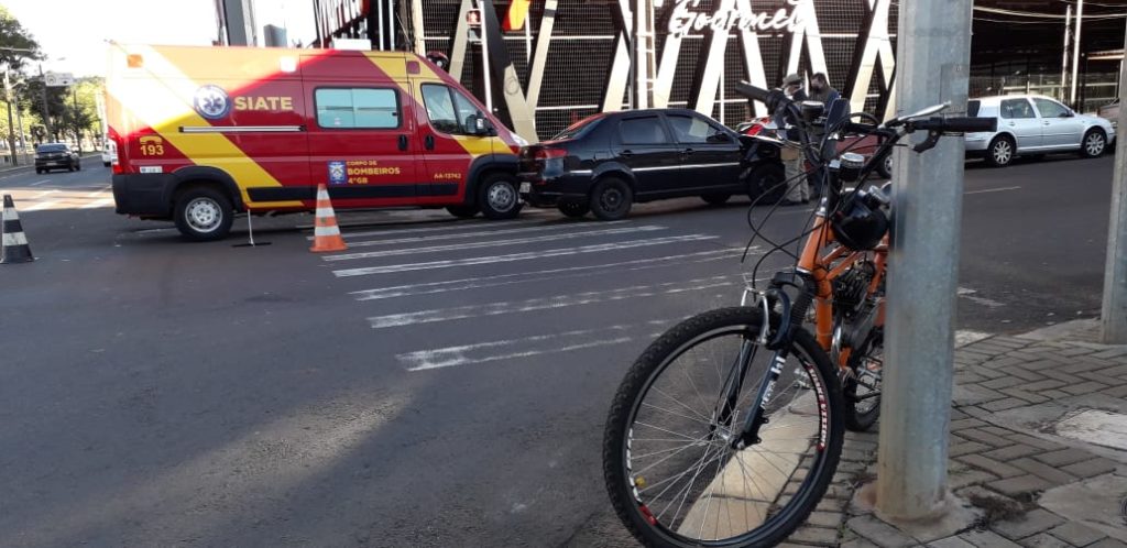 Ciclista é socorrido pelo Siate ao se envolver em acidente na Av. Brasil