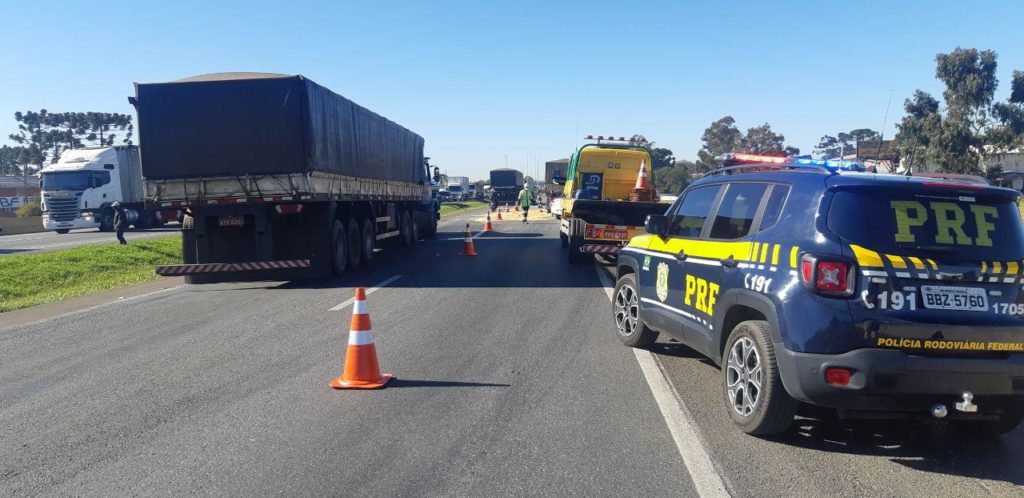 Carreta não freia a tempo e provoca batidas em série no Contorno Leste, em São José dos Pinhais