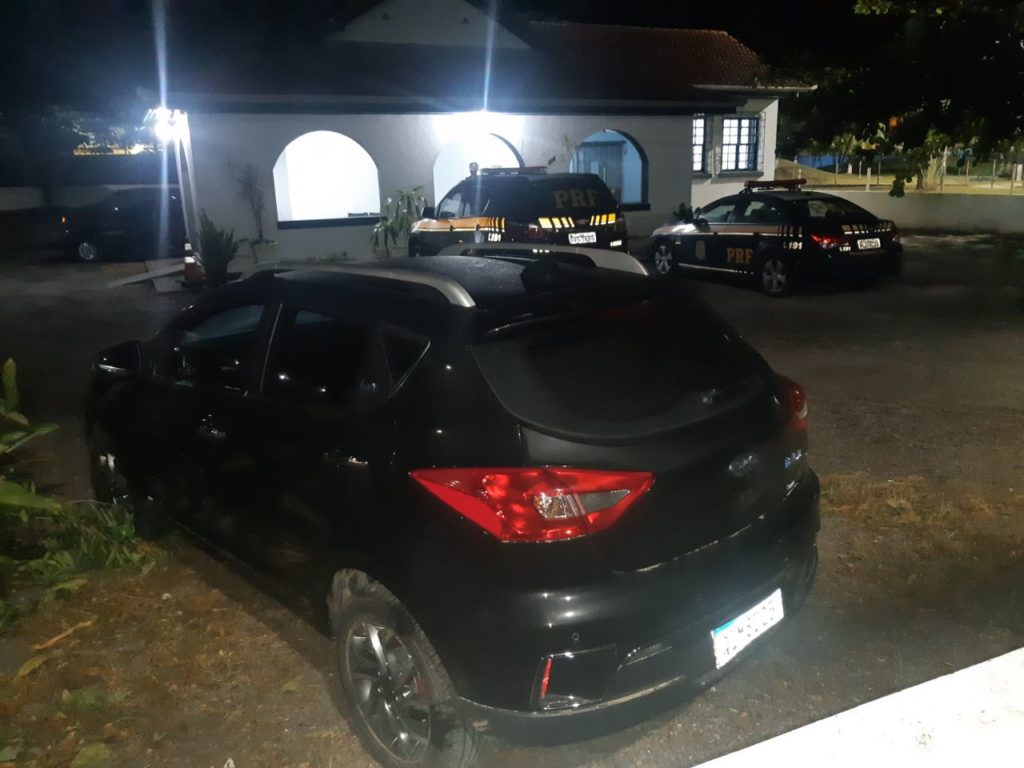 PRF recupera carro elétrico roubado e prende quadrilha na BR 101 em Garuva
