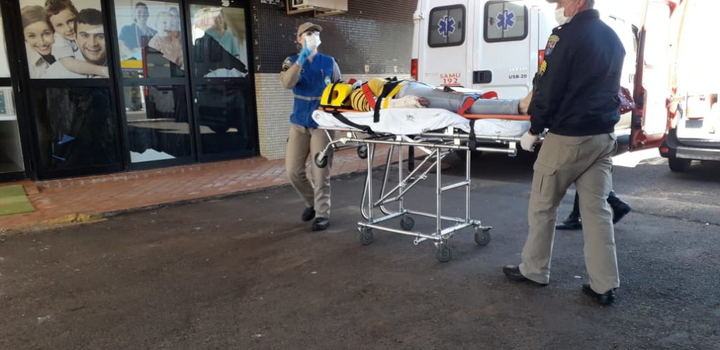 Idosa sofre fraturas nos antebraços após cair em residência no Centro