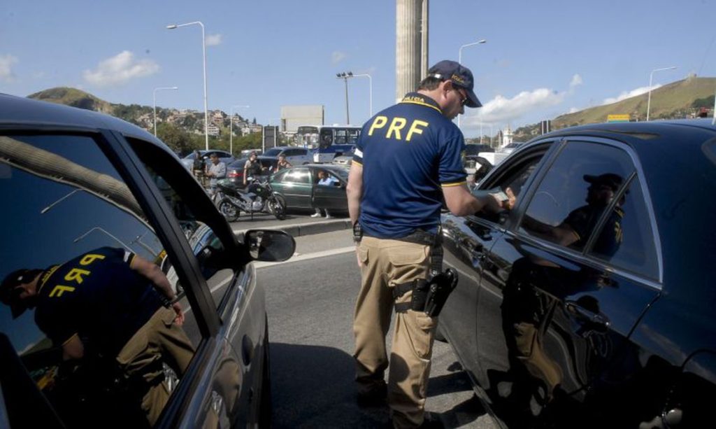 Polícia faz operação contra corridas ilegais de carro no Rio