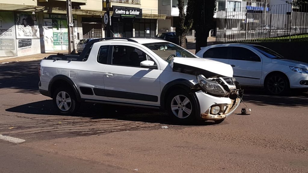 Saveiro e Agile colidem no Centro de Cascavel