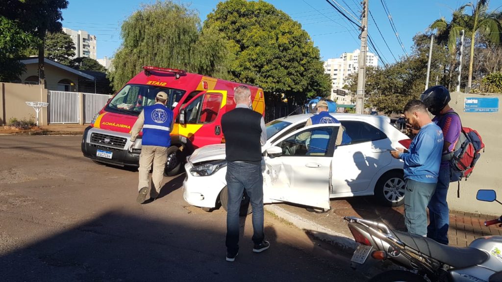 Jovem de 24 anos fica ferida em acidente no Bairro Country