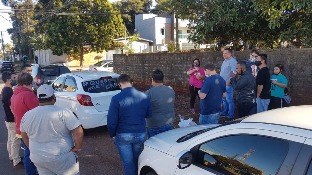 “Em vigília”, amigos de motorista de app que teve carro ‘furtado’ ontem seguem em frente a casa da mãe de suspeito, no Maria Luíza