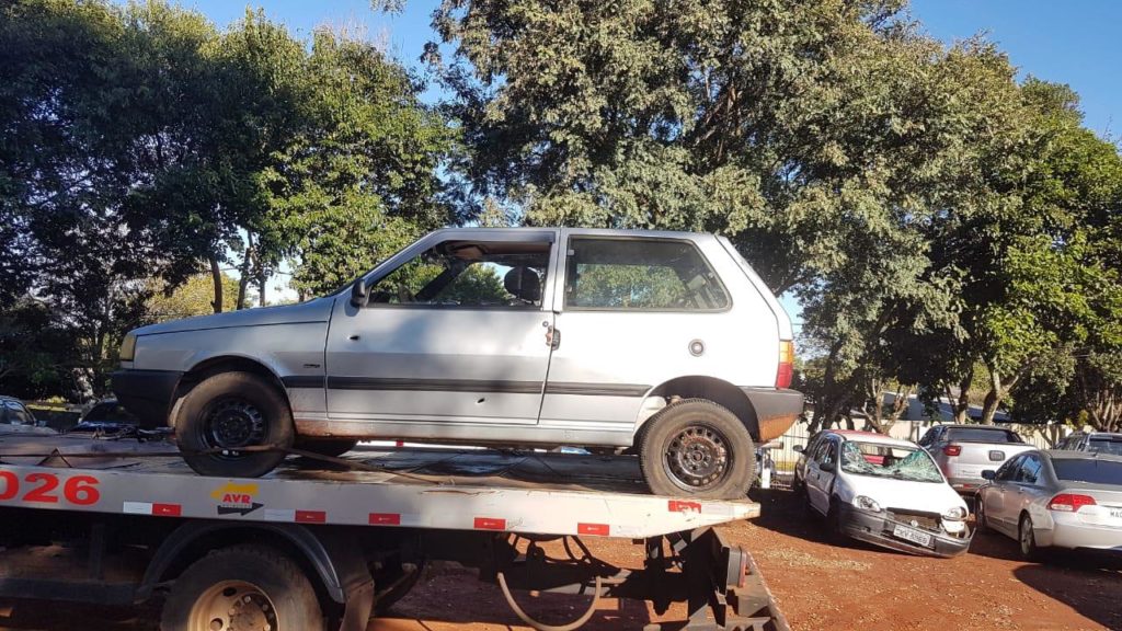 Fiat Uno com marcas de tiros é apreendido em ação do GDE, em Cascavel